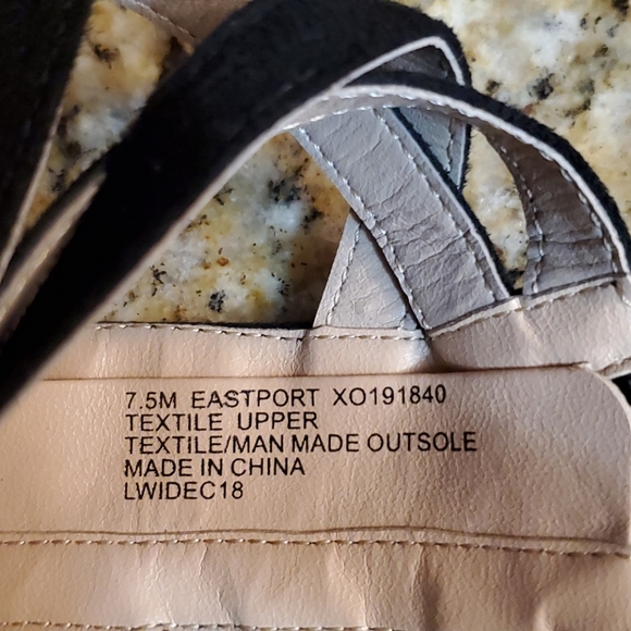 XOXO Eden Block-Heel Dress Sandals - Picture 9 of 9